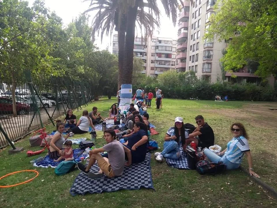 Familias de la comunidad compartiendo una tarde en el parque